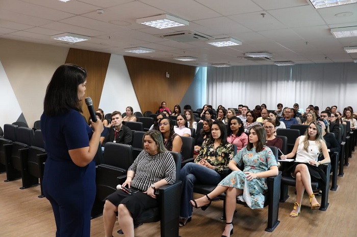 Mulher falando diante de plateia