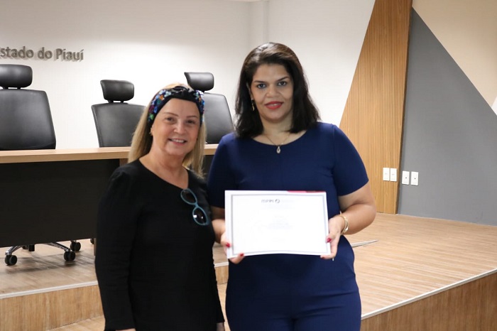 Duas mulheres sorrindo e segurando certificado