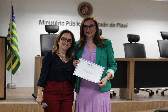Duas mulheres sorrindo e segurando certificado