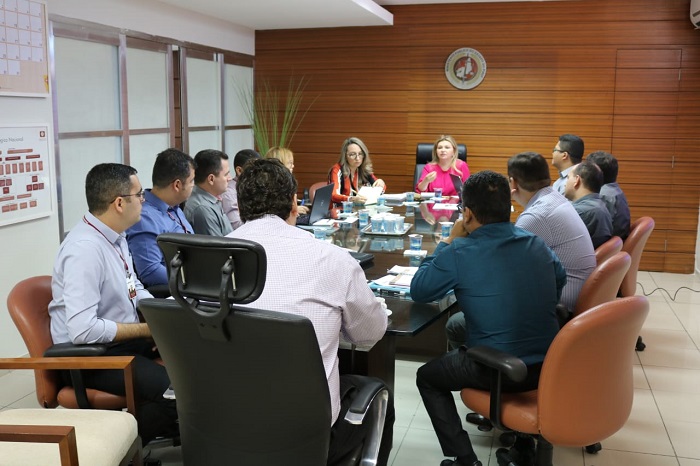 Pessoas reunidas em volta de uma mesa