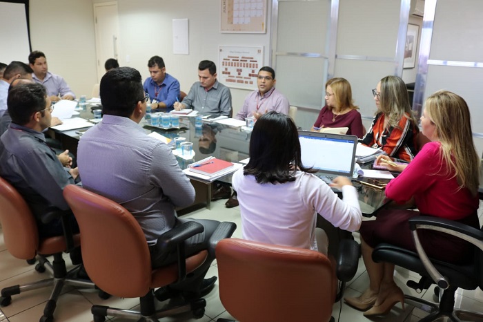Pessoas reunidas em volta de uma mesa
