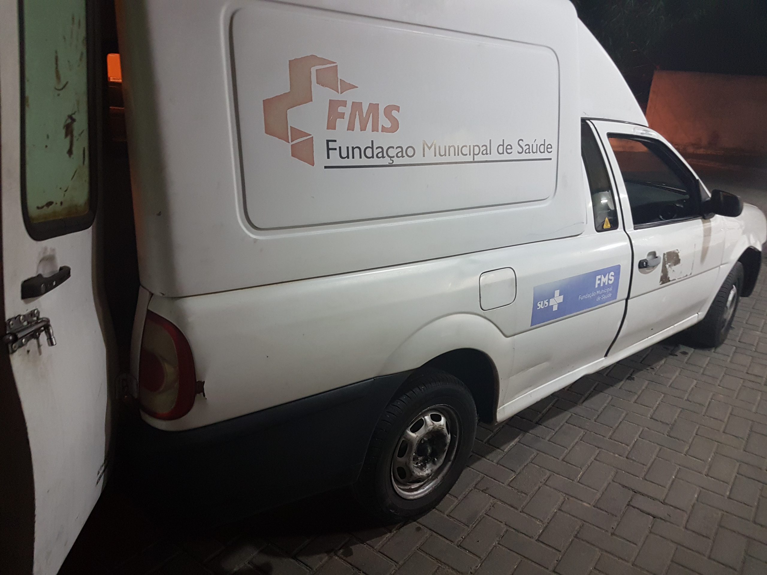 Foto da parte externa da ambulância 