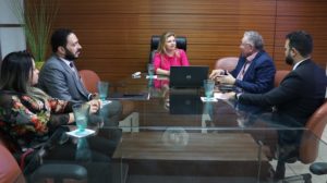 Pessoas sentadas em volta de uma mesa