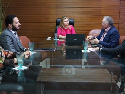 Pessoas sentadas em volta de uma mesa
