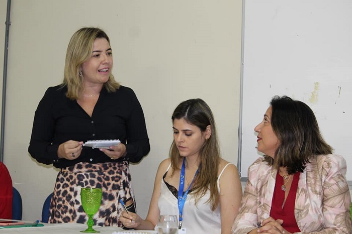 Mulher falando para público