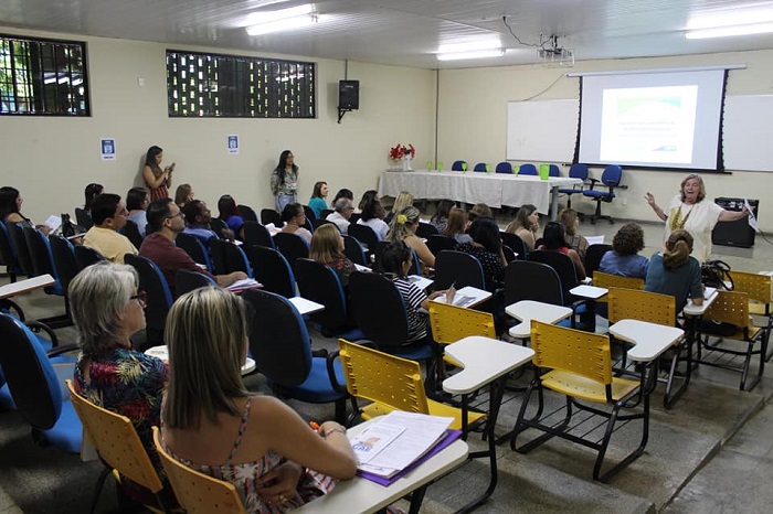 Pessoas reunidas durante evento