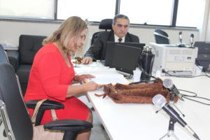 mulher e homem sentados à mesa