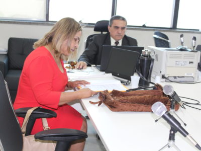 mulher e homem sentados à mesa