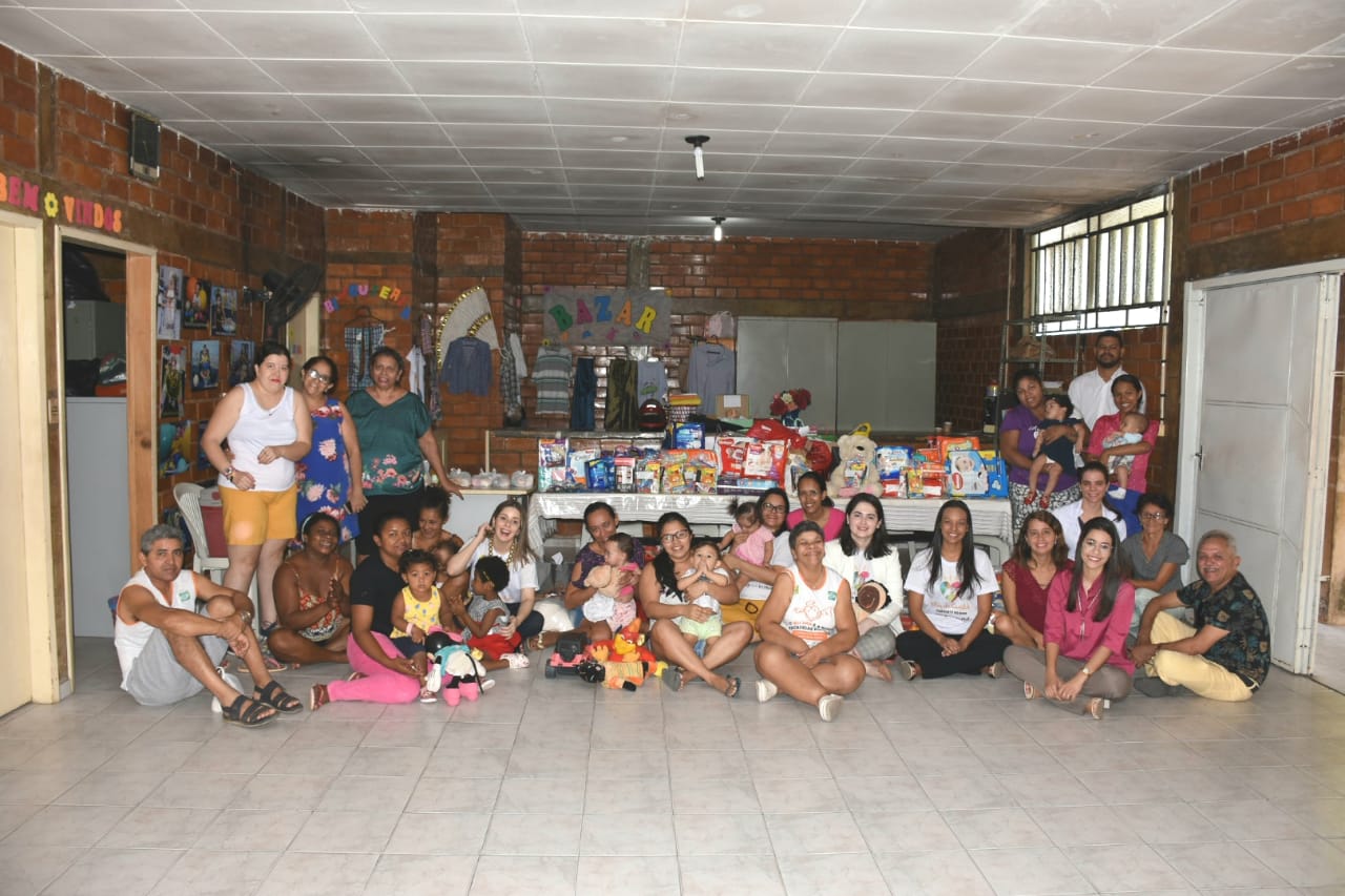 pessoas sentadas no chao sorrindo