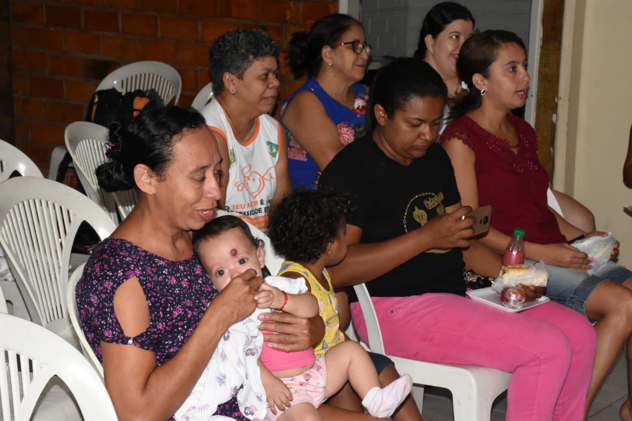 mulher segurando bebê
