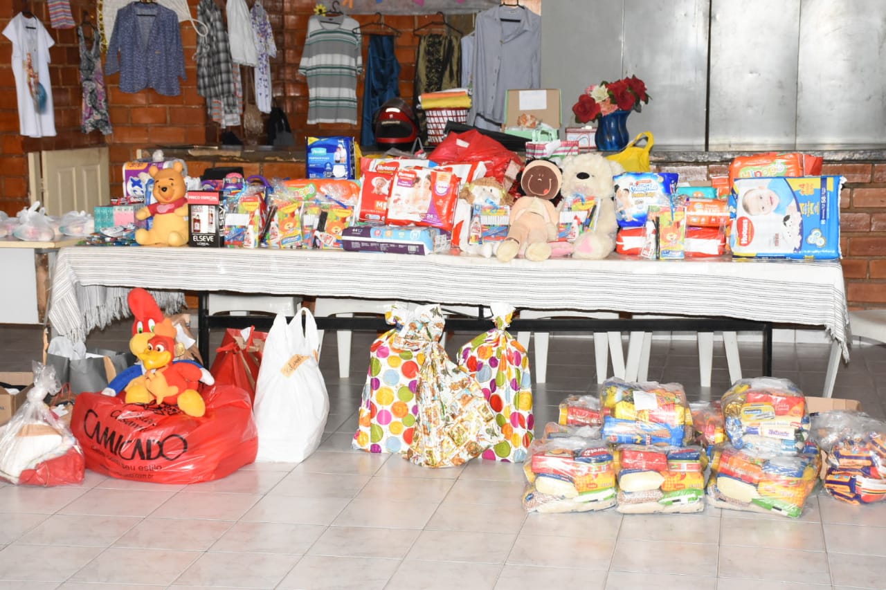 mesa com alimentos 