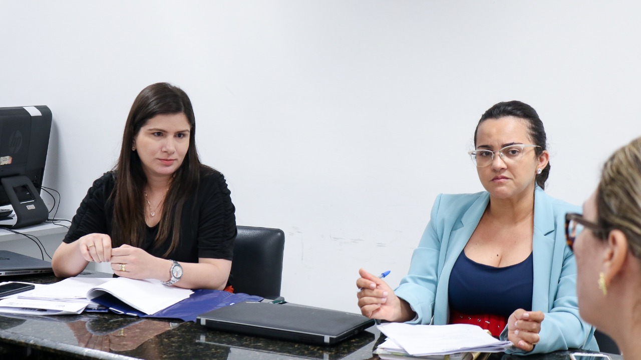 tres mulheres sentadas conversando