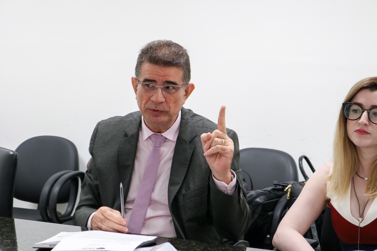 homem gesticulando