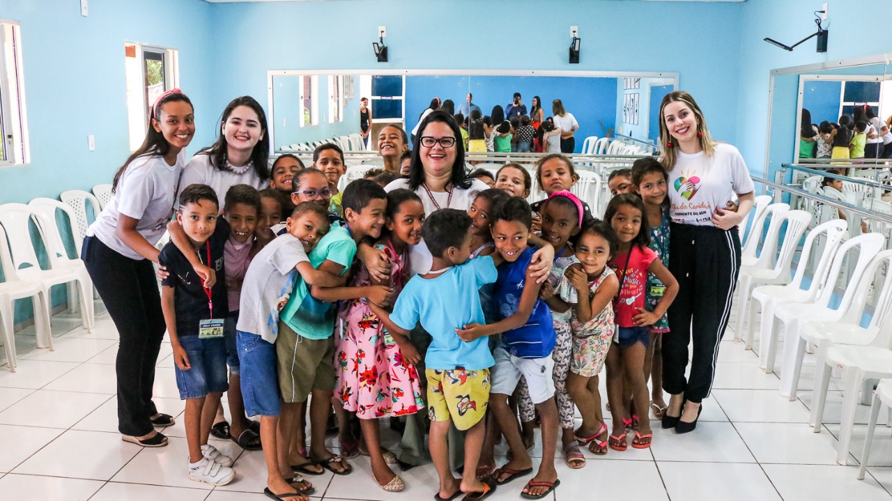 crianças sorrindo