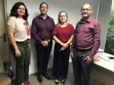 Pessoas de pé sorrindo