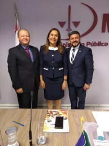Três pessoas de pé