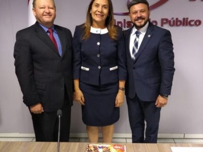 Três pessoas de pé