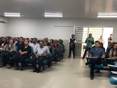 Pessoas sentadas em uma sala de audiência
