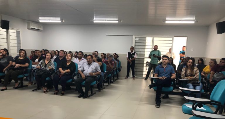 Pessoas sentadas em uma sala de audiência