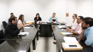 Pessoas sentadas em volta de uma mesa
