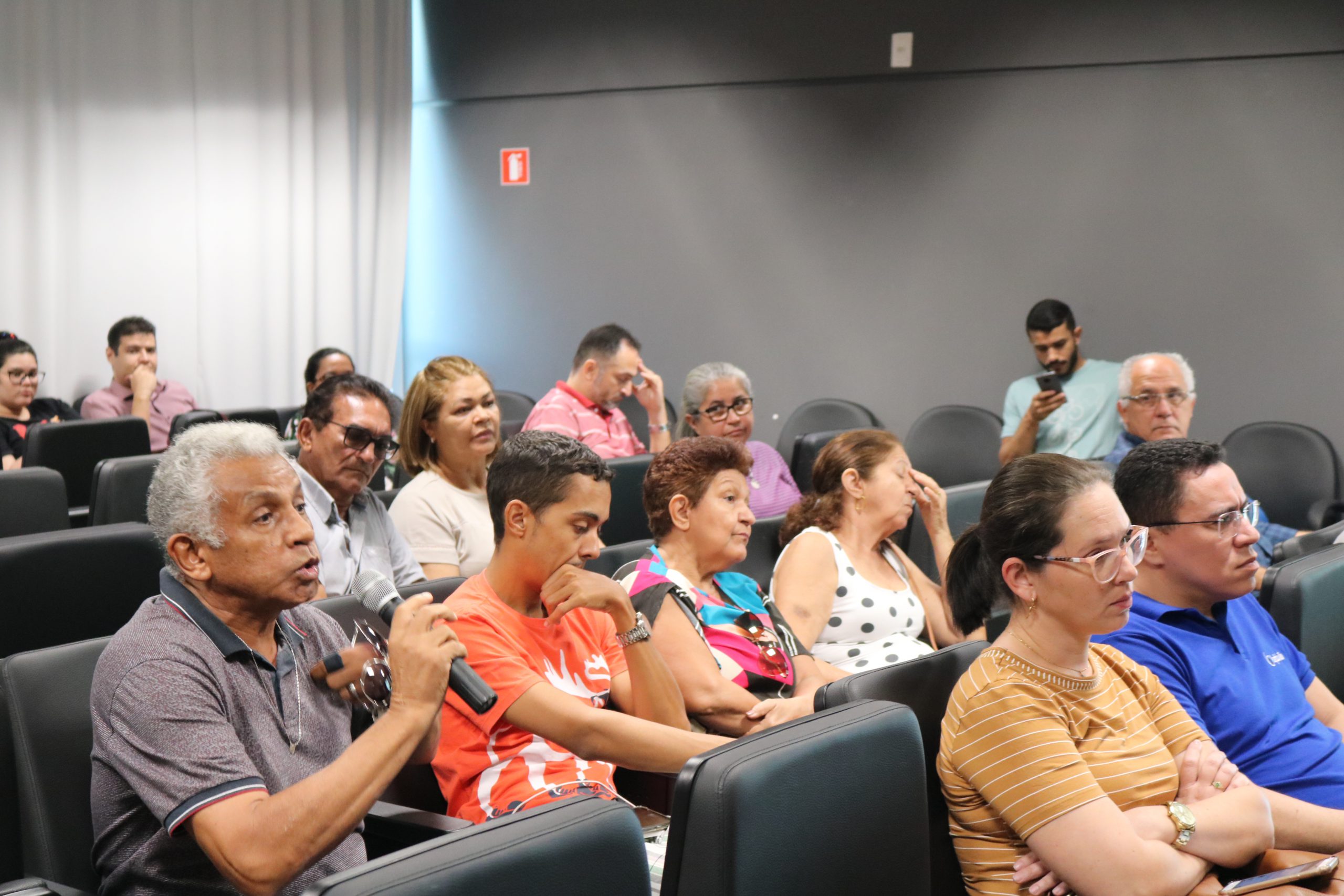 pessoas sentadas em auditorio