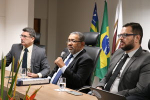 Bancada com três homens sentados