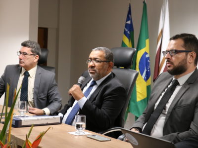 Bancada com três homens sentados