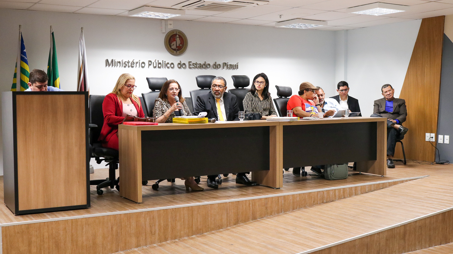 mesa com pessoas