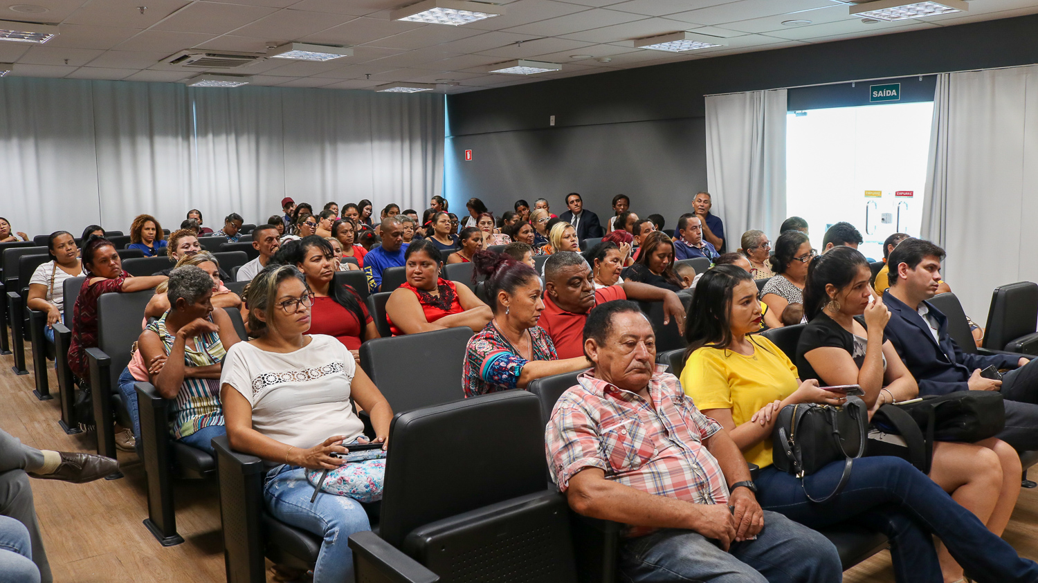 Plateia sentada em auditorio