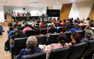 Pessoas sentadas