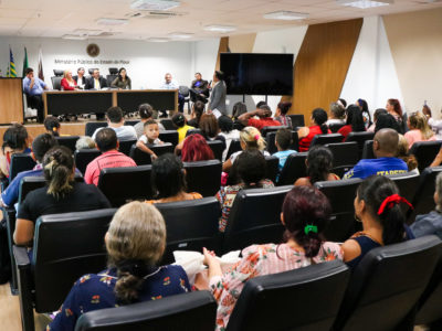 Pessoas sentadas