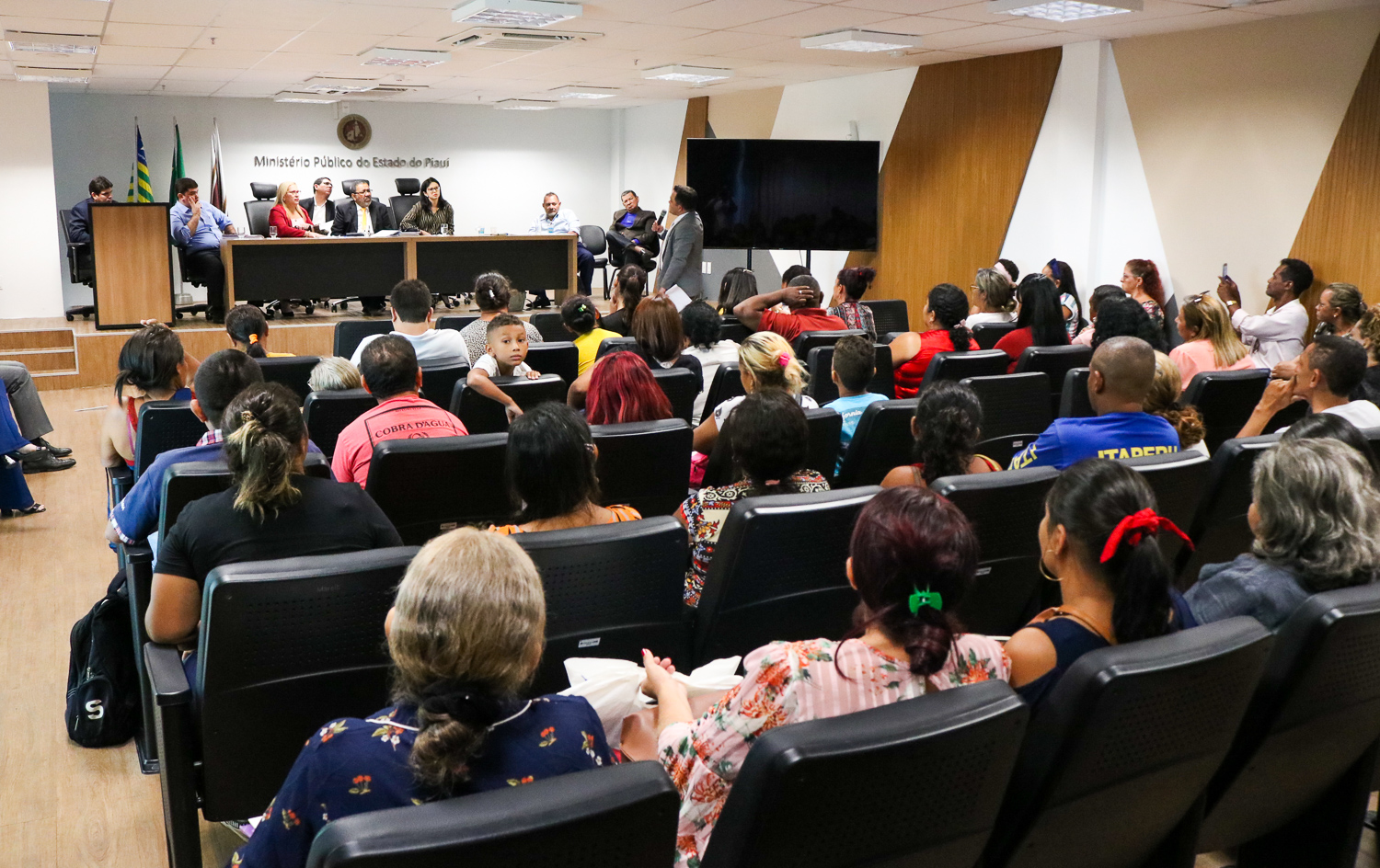 Pessoas sentadas
