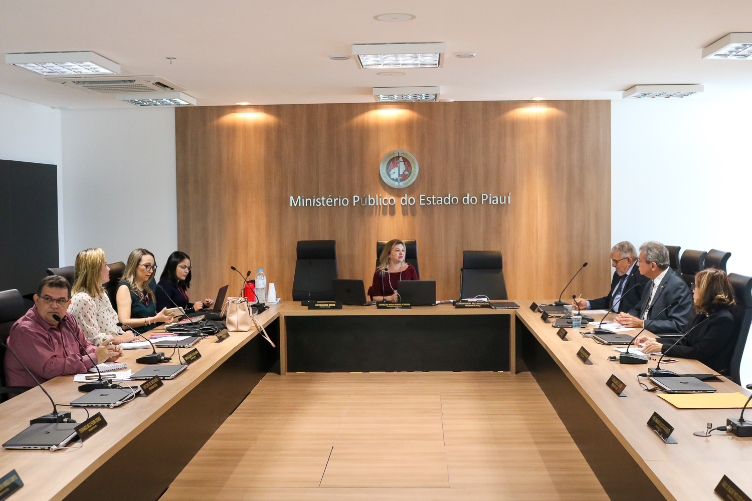 Membros e servidores reunidos durante discussão 