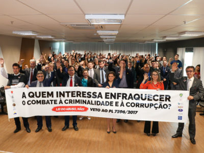 Membros de entidades seguram faixa contra PL de Abuso de Autoridade
