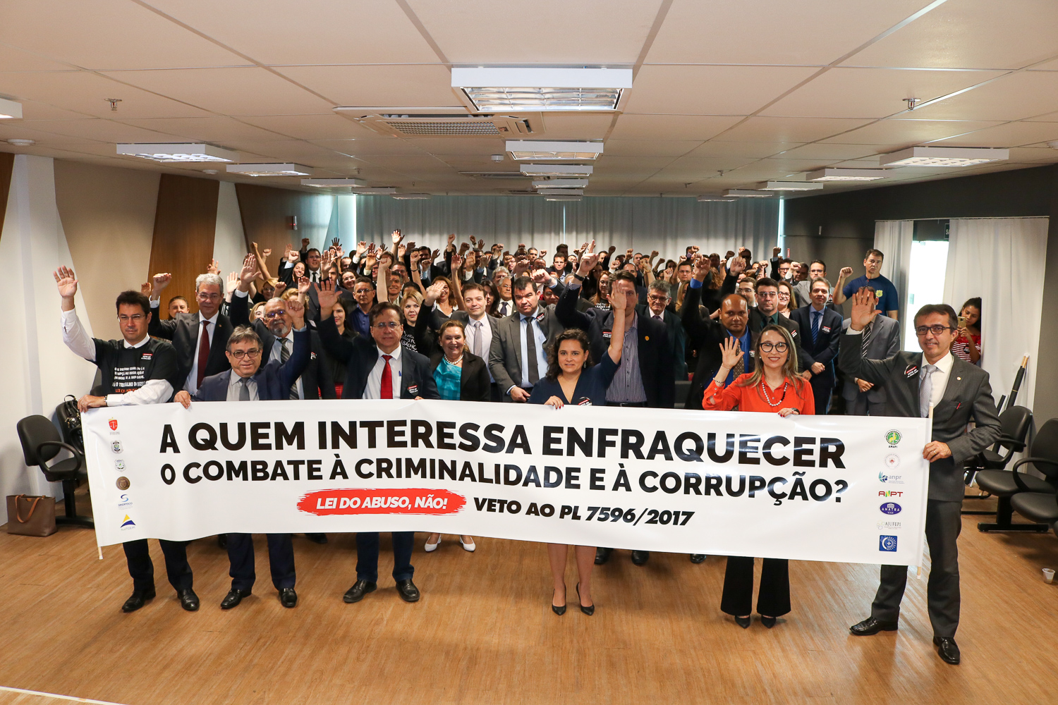 Membros de entidades seguram faixa contra PL de Abuso de Autoridade