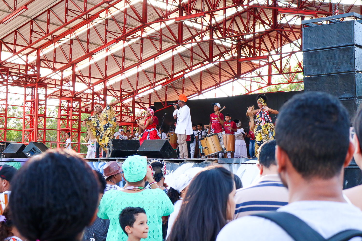 Grupo afro durante apresentação de capoeira