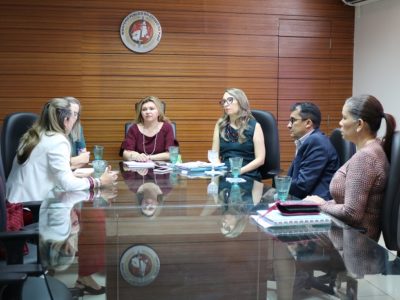 Pessoas sentadas em volta de uma mesa