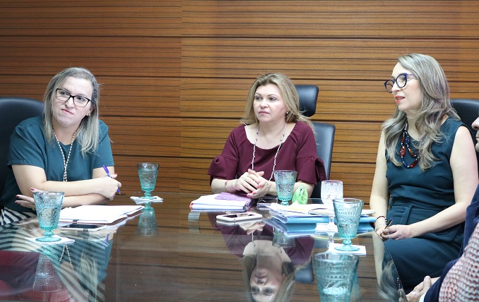Três mulheres sentadas 