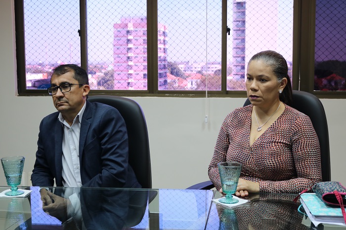 Pessoas sentadas em volta de uma mesa 