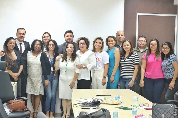 Pessoas reunidas posando para foto