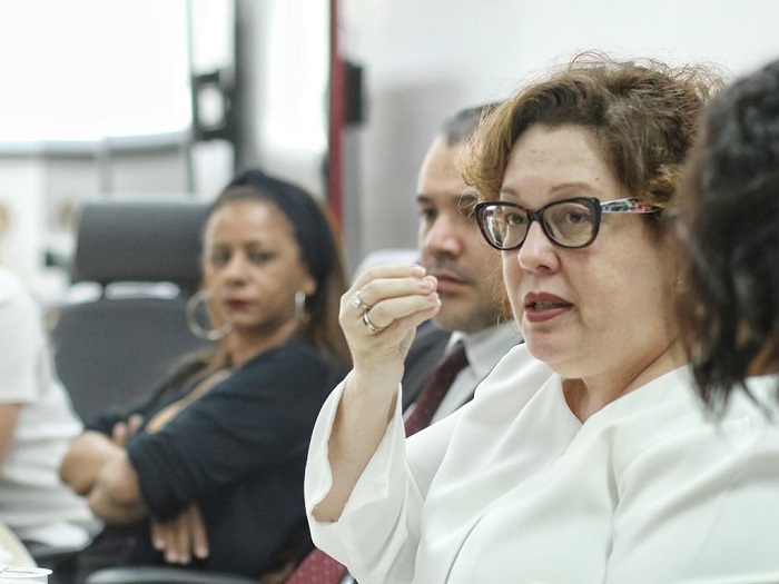 Mulher falando para o público