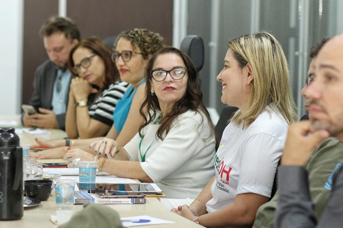 Mulher sorrindo para plateia