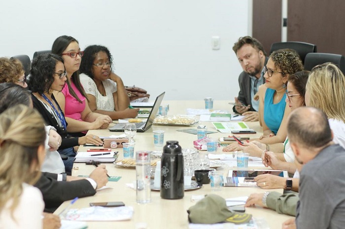 Pessoas reunidas em volta de uma mesa