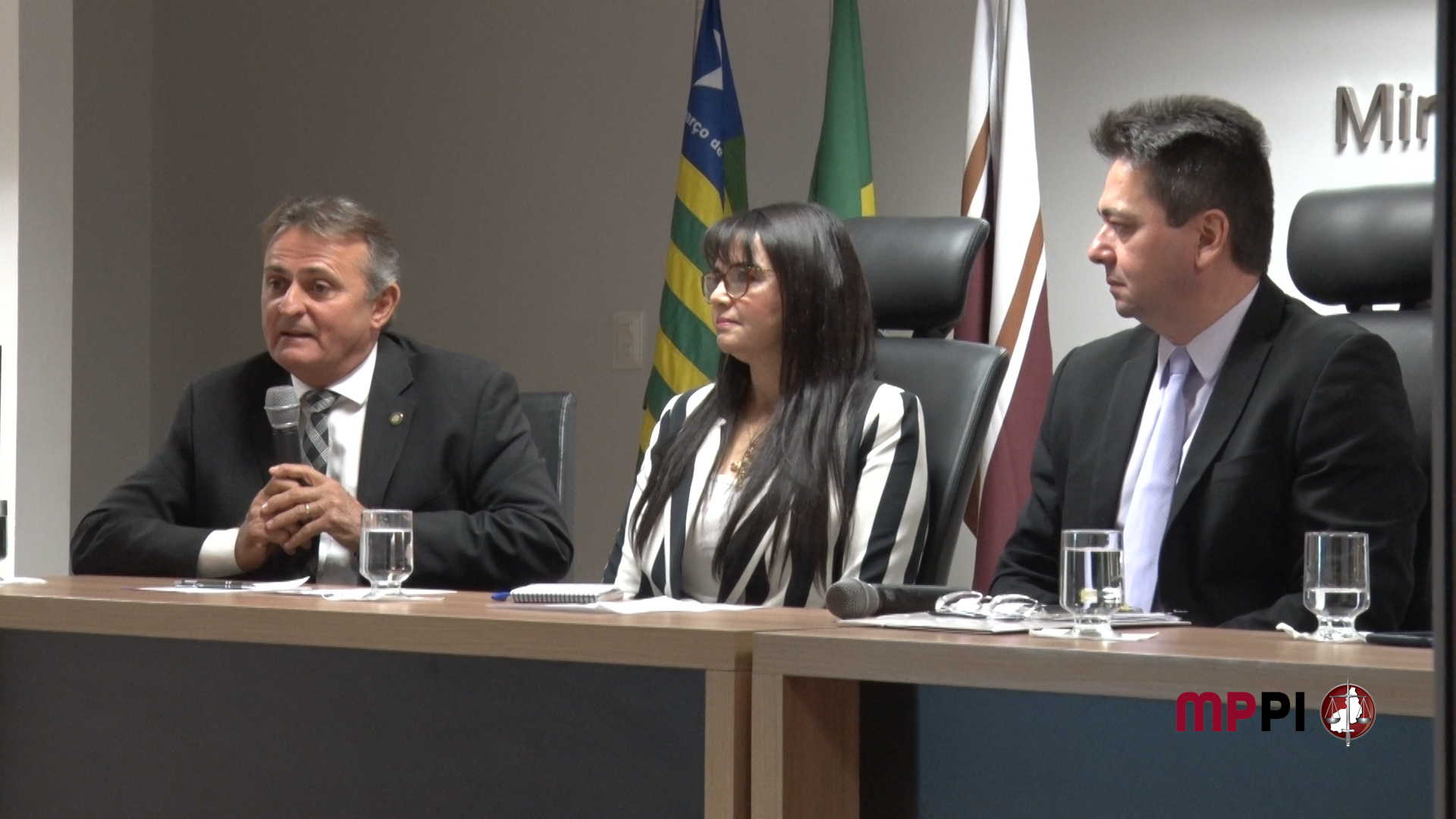 pessoas sentada à mesa