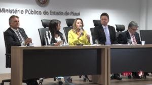 Pessoas sentadas numa cadeira
