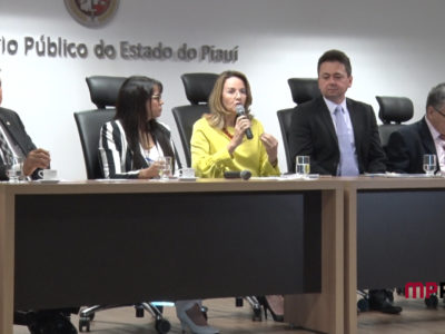 Pessoas sentadas numa cadeira