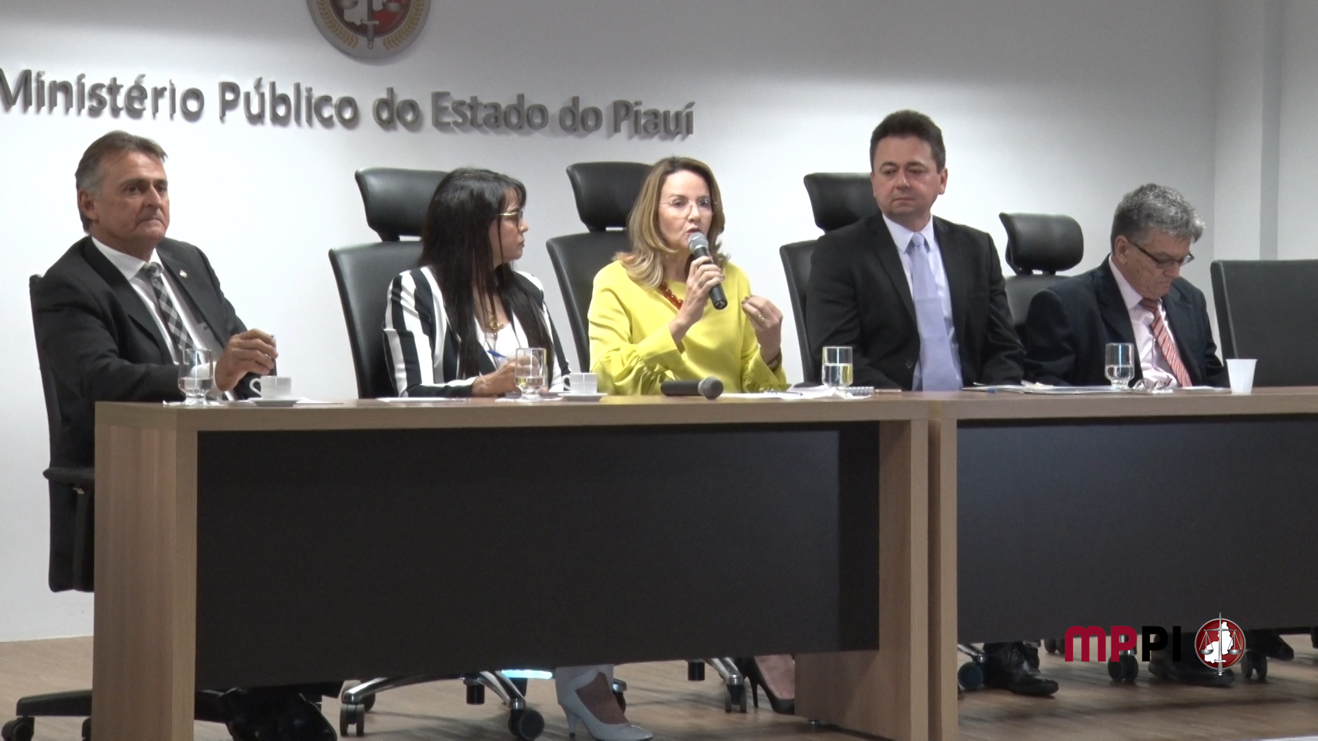 Pessoas sentadas numa cadeira