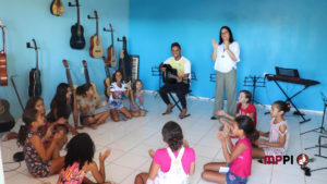 Pessoas sentadas cantando