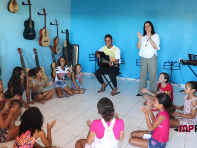 Pessoas sentadas cantando