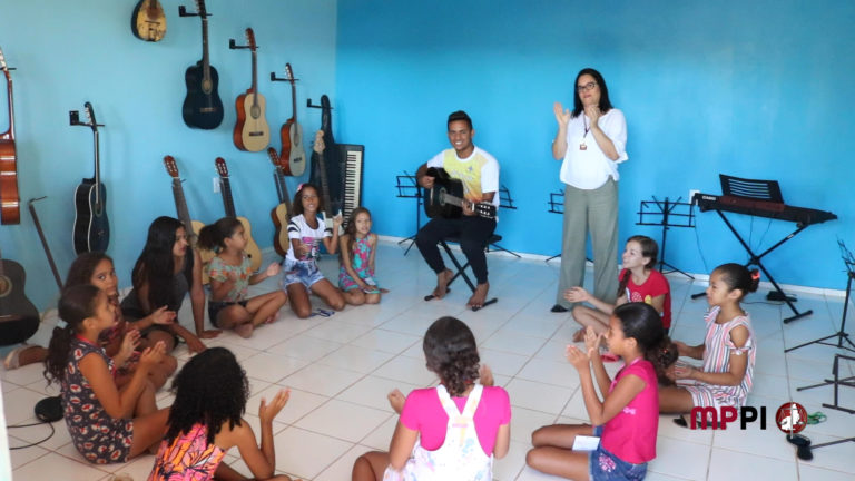 Pessoas sentadas cantando